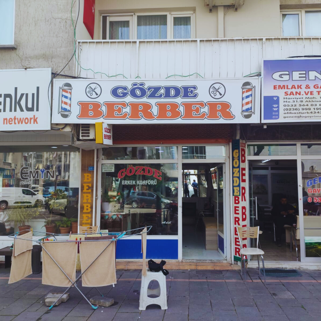 Akhisar erkek kuaförü salon girişi