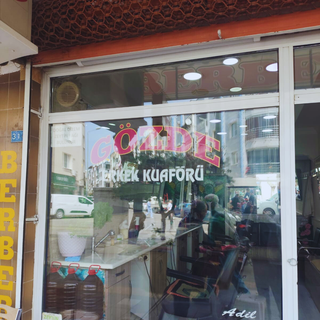 Akhisar erkek kuaförü salon içi görünümü