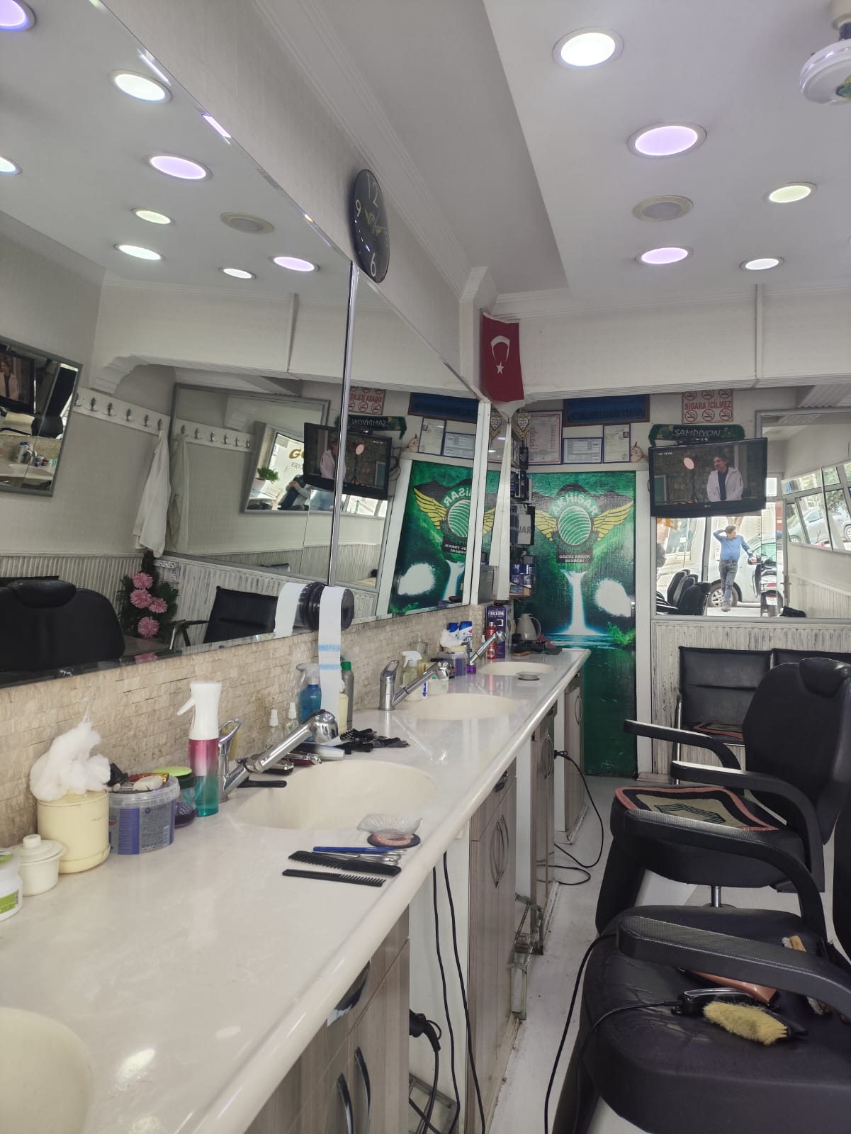 Akhisar berber salonu atmosferi