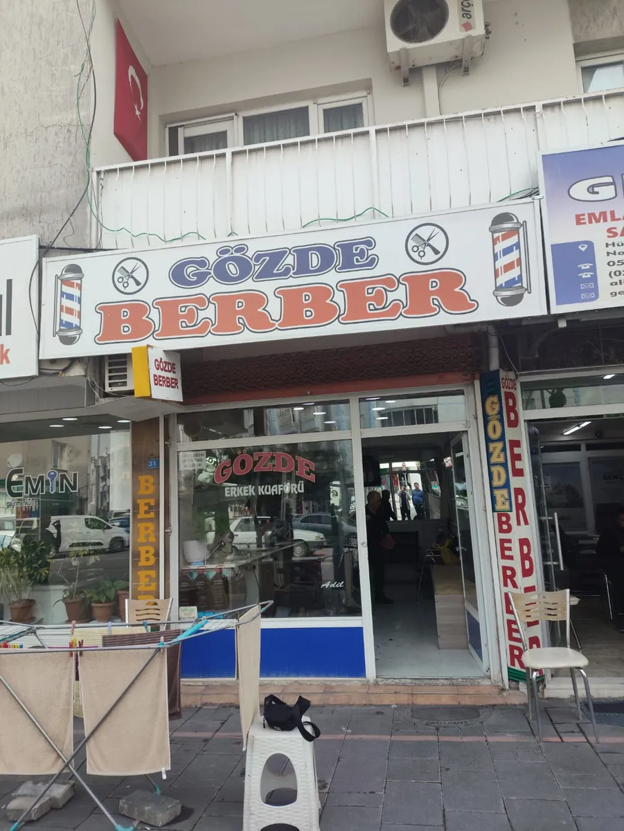 Gözde Erkek Kuaförü berber koltuğu ve ayna alanı